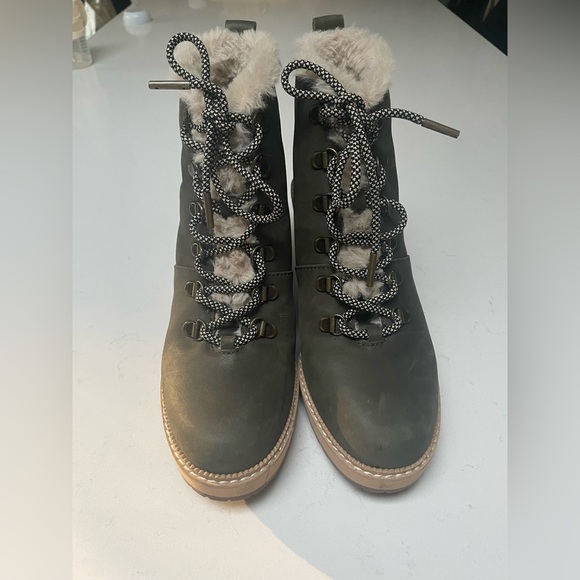 Toms Dark Green Wedge Boots with Tan Sole - Picture 10 of 12